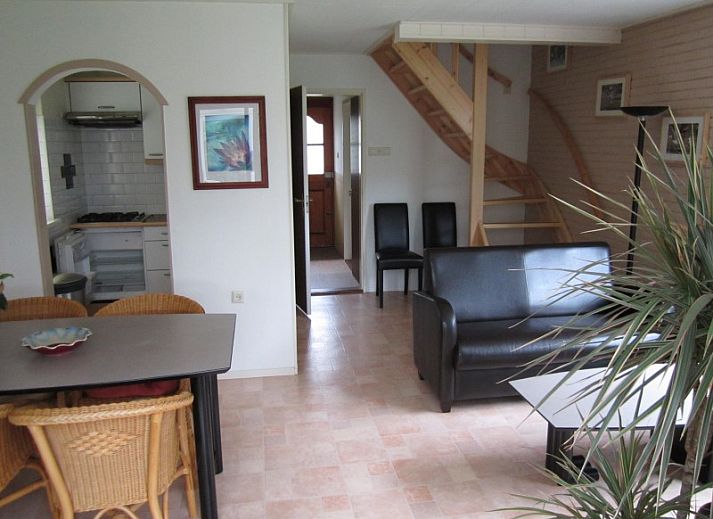 Bungalow van der Wal in Den Burg, Texel met zonnige veranda en tuin in groene omgeving.