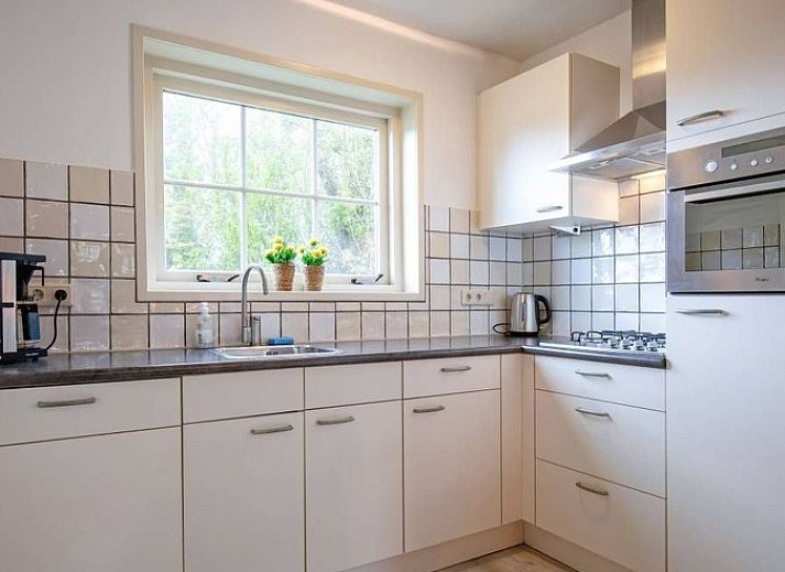 Entrance to Holiday home 5 Persoons in Den Burg Texel, surrounded by nature.