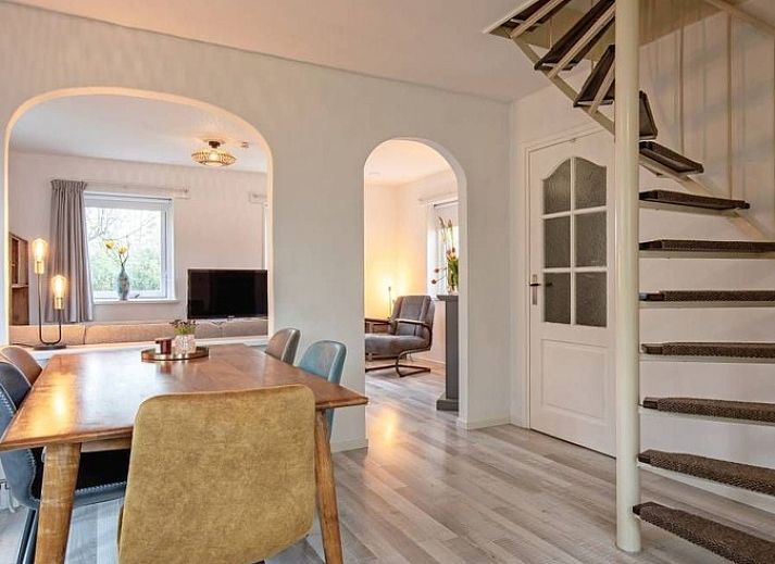 Entrance to Holiday home 5 Persoons in Den Burg Texel, surrounded by nature.