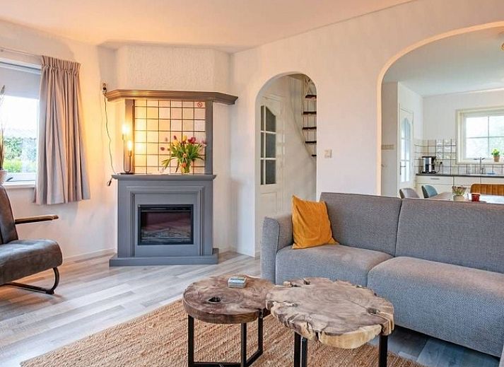 Entrance to Holiday home 5 Persoons in Den Burg Texel, surrounded by nature.