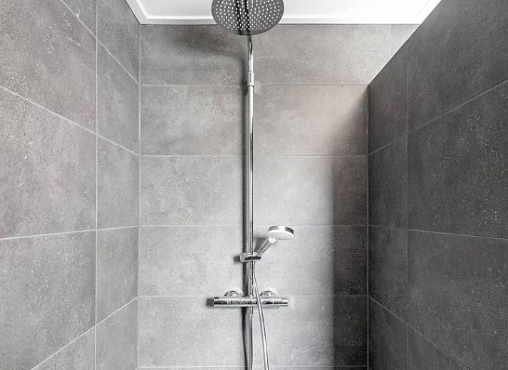 Entrance to Holiday home 5 Persoons in Den Burg Texel, surrounded by nature.