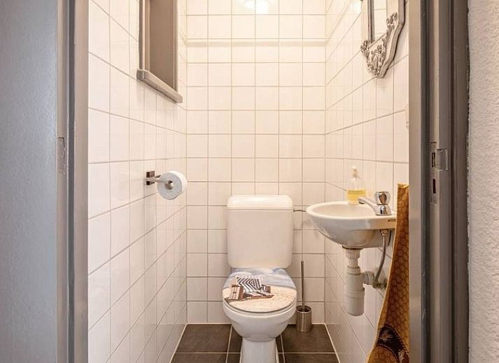 Entrance to Holiday home 5 Persoons in Den Burg Texel, surrounded by nature.