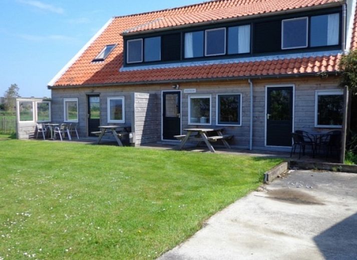 Vacation home Westzicht in Den Burg Texel with spacious garden and terrace for relaxation.