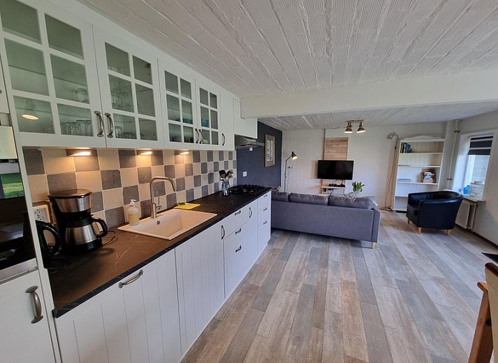 Vacation home Westzicht in Den Burg Texel with spacious garden and terrace for relaxation.