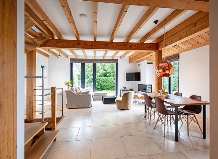 Country house in Den Burg Texel with thatched roof and spacious garden on the Wadden Islands.