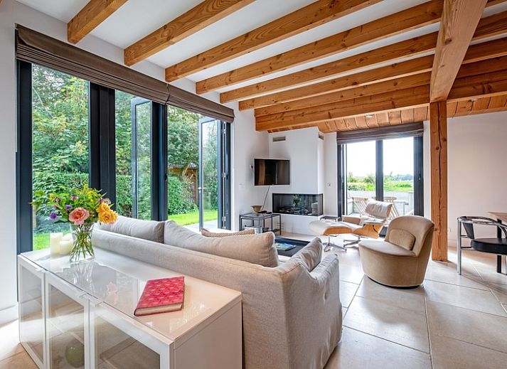 Country house in Den Burg Texel with thatched roof and spacious garden on the Wadden Islands.