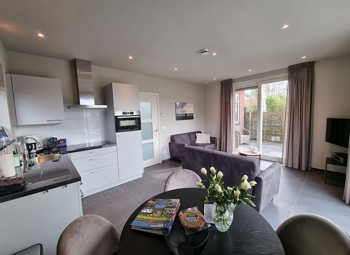 Spacious garden at vacation home Schoonoordsingel 29a in Den Burg, Texel, with beautiful green views.