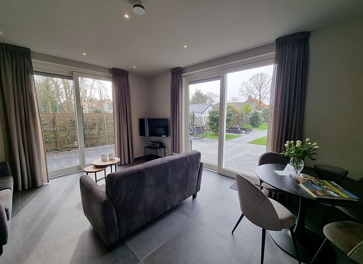 Spacious garden at vacation home Schoonoordsingel 29a in Den Burg, Texel, with beautiful green views.