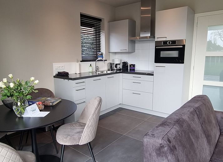 Spacious garden at vacation home Schoonoordsingel 29a in Den Burg, Texel, with beautiful green views.