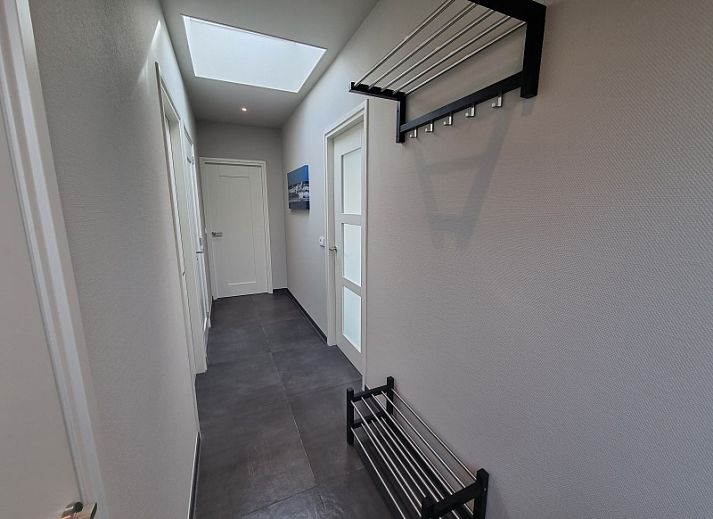 Comfortable sitting area in Schoonoordsingel 29a, vacation home in Den Burg, Texel, ideal for relaxation.