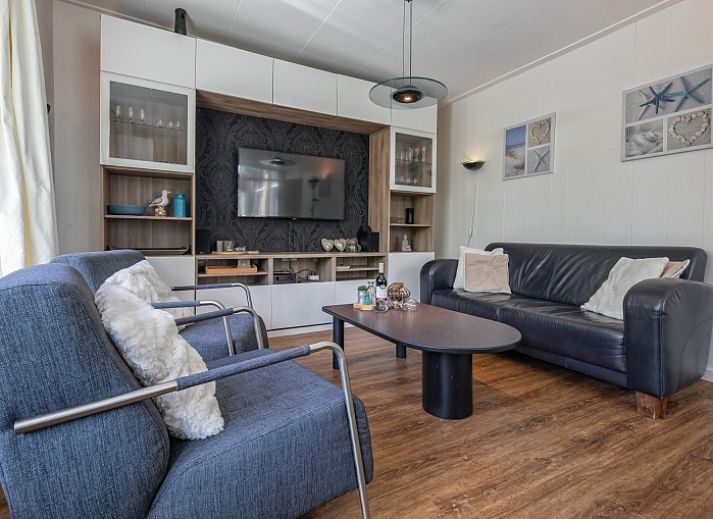 Der Bungalow 3B in Den Burg auf Texel bietet eine charmante Terrasse inmitten der gruenen Natur auf den Watteninseln.