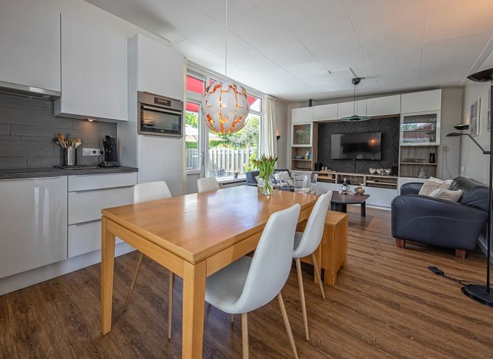 Gemuetliches Wohnzimmer im Bungalow 3B, Den Burg, Texel mit komfortabler Sitzecke und moderner Einrichtung.