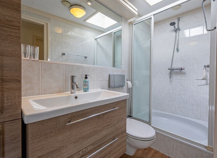 Gemuetliches Wohnzimmer im Bungalow 3B, Den Burg, Texel mit komfortabler Sitzecke und moderner Einrichtung.