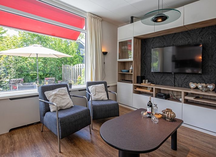 Geraeumiges Esszimmer im Bungalow 3B, Den Burg, Texel, ideal fuer Familienessen auf den Watteninseln.