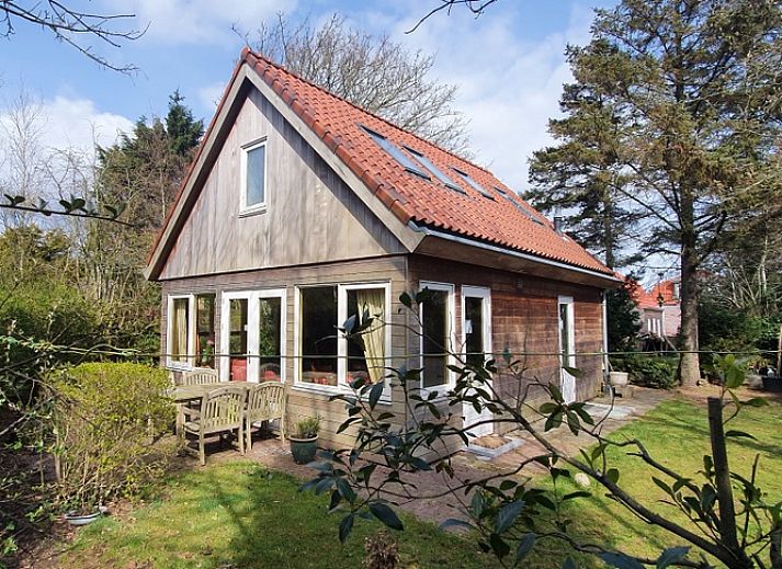 Ferienhaus Het Achterhuys in Den Burg, Texel mit gruenem Garten und Terrasse.