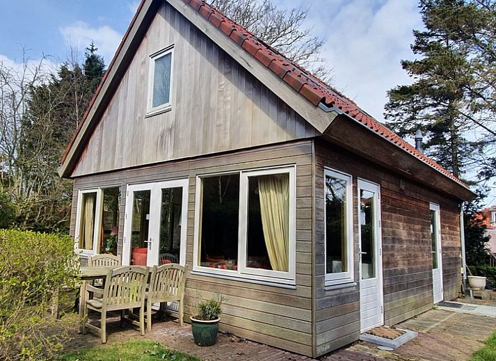 Ferienhaus Het Achterhuys in Den Burg, Texel mit gruenem Garten und Terrasse.