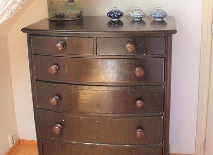 Gemuetliche Kueche des Ferienhauses Het Achterhuys in Den Burg, Texel mit Essecke.