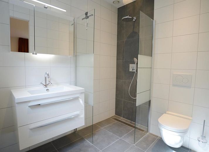 Cozy living room in Zandkes vacation home Den Burg Texel with stylish furnishings.