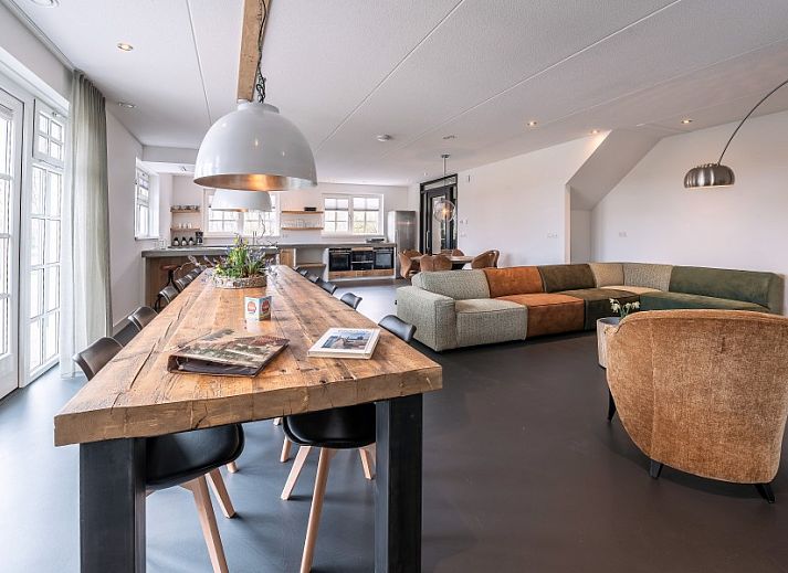 Luchtfoto van Groepsverblijf Nieuw Leven Texel in Den Burg, vakantiehuis op de Waddeneilanden met groene omgeving.