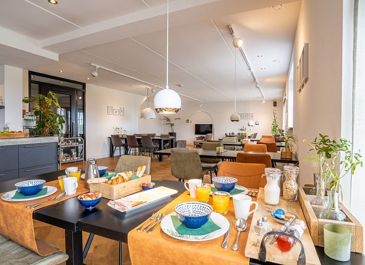 Luchtfoto van Groepsverblijf Nieuw Leven Texel in Den Burg, vakantiehuis op de Waddeneilanden met groene omgeving.