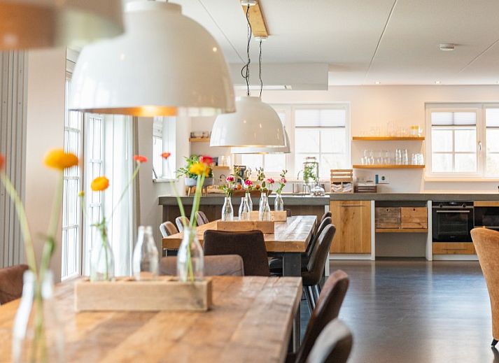 Vijver bij Groepsverblijf Nieuw Leven Texel in Den Burg, vakantiehuis met natuurlijke omgeving op de Waddeneilanden.