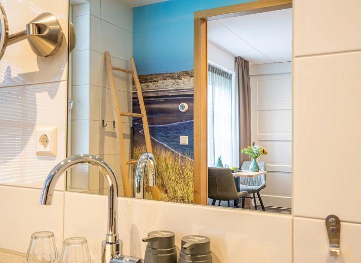 Ruime woonkamer in Groepsverblijf Nieuw Leven Texel, Den Burg, vakantiehuis op de Waddeneilanden met moderne inrichting.