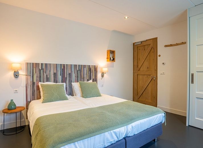 Ruime woonkamer in Groepsverblijf Nieuw Leven Texel, Den Burg, vakantiehuis op de Waddeneilanden met moderne inrichting.