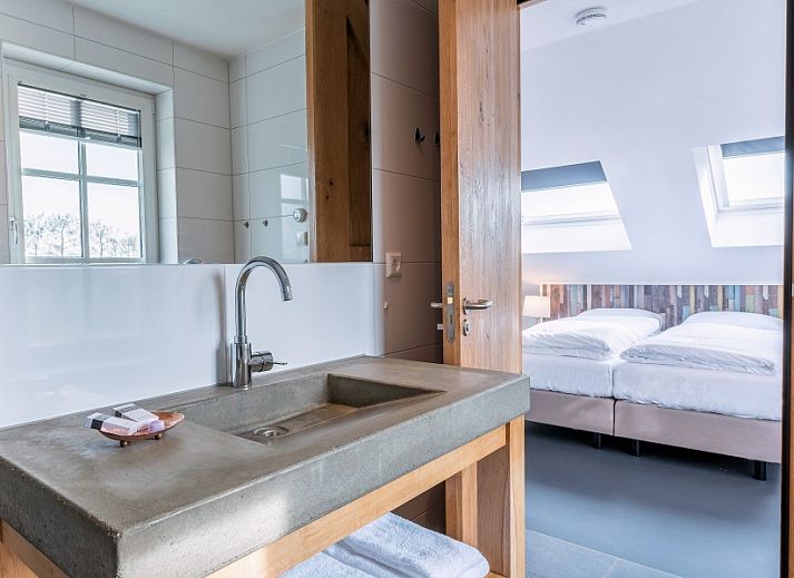 Ruime woonkamer in Groepsverblijf Nieuw Leven Texel, Den Burg, vakantiehuis op de Waddeneilanden met moderne inrichting.