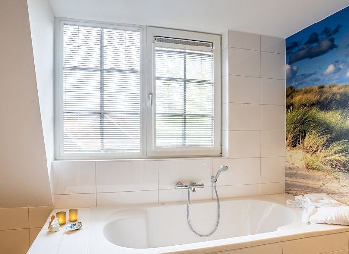 Keuken in Groepsverblijf Nieuw Leven Texel, Den Burg, vakantiehuis op de Waddeneilanden met uitzicht op groene velden.