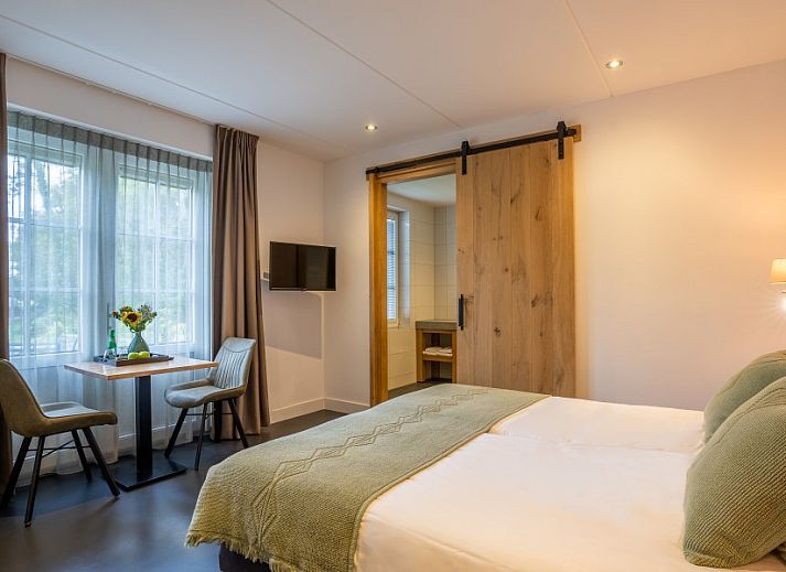 Keuken in Groepsverblijf Nieuw Leven Texel, Den Burg, vakantiehuis op de Waddeneilanden met uitzicht op groene velden.