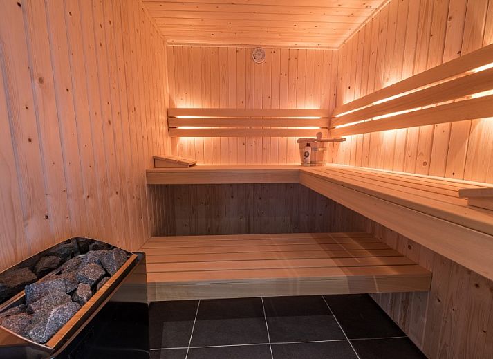 Keuken in Groepsverblijf Nieuw Leven Texel, Den Burg, vakantiehuis op de Waddeneilanden met uitzicht op groene velden.