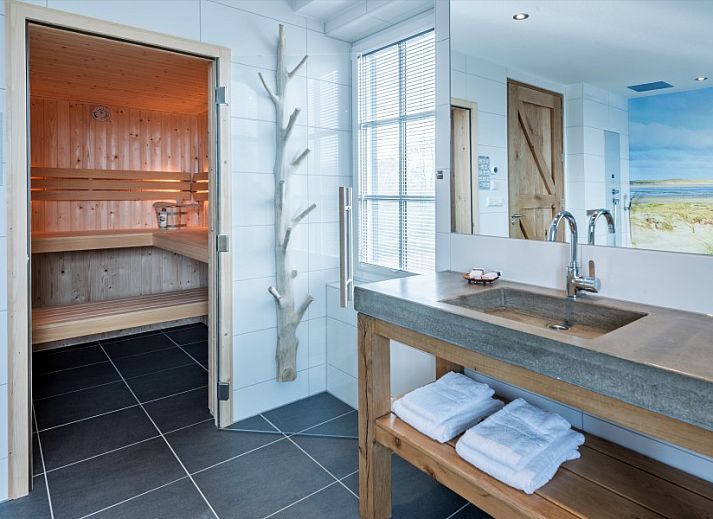 Keuken in Groepsverblijf Nieuw Leven Texel, Den Burg, vakantiehuis op de Waddeneilanden met uitzicht op groene velden.