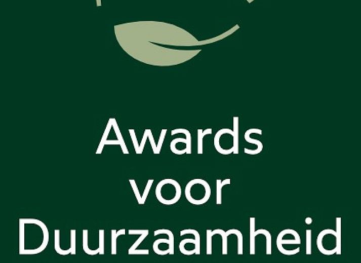 Keuken in Groepsverblijf Nieuw Leven Texel, Den Burg, vakantiehuis op de Waddeneilanden met uitzicht op groene velden.