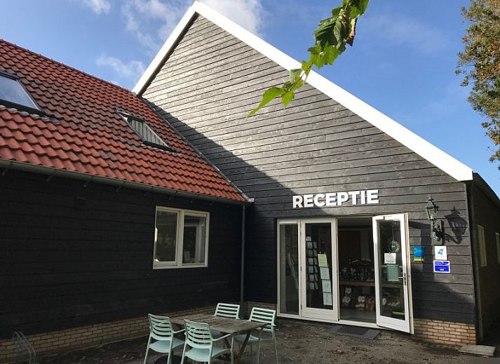 Ontbijtzaal in Groepsverblijf Nieuw Leven Texel, Den Burg, vakantiehuis op de Waddeneilanden met gezellige sfeer.