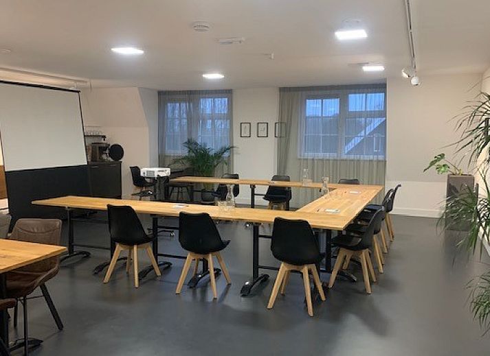 Ontbijtzaal in Groepsverblijf Nieuw Leven Texel, Den Burg, vakantiehuis op de Waddeneilanden met gezellige sfeer.