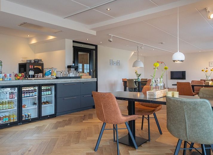 Buitenontbijt bij Groepsverblijf Nieuw Leven Texel in Den Burg, vakantiehuis op de Waddeneilanden met terras.