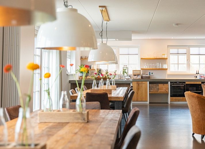 Gruppenunterkunft Nieuw Leven 36p in Den Burg, Texel mit bluehendem Garten und Blick auf gruene Felder.