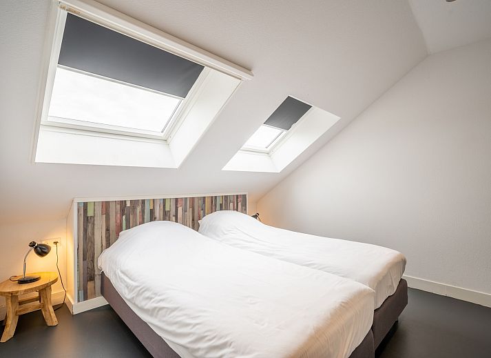 Moderne Kueche in der Gruppenunterkunft Nieuw Leven 36p, Ferienhaus Texel, mit Holzschraenken und grosszuegigen Arbeitsflaechen.