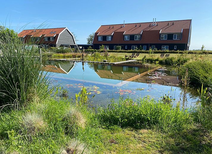 Komfortables Schlafzimmer mit eigenem Bad in der Gruppenunterkunft Nieuw Leven 36p, Den Burg, Texel.