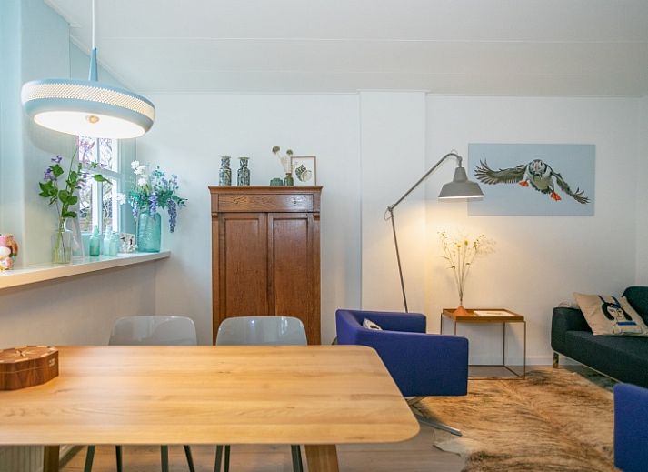 Stadhuisje Texel in Den Burg, charmant vakantiehuis met groene gevel en bloemenrijke omgeving op de Waddeneilanden.