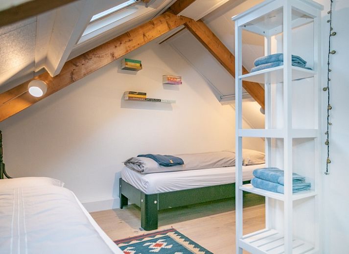 Gezellig terras bij Stadhuisje Texel in Den Burg, vakantiehuis met comfortabele stoelen en groene tuin op de Waddeneilanden.