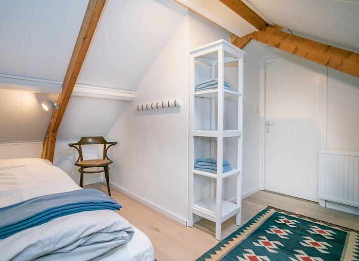 Gezellig terras bij Stadhuisje Texel in Den Burg, vakantiehuis met comfortabele stoelen en groene tuin op de Waddeneilanden.