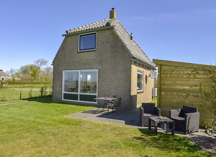 Bungalow Het Lam in Den Burg, Texel with spacious garden and terrace, ideal for relaxation on the Wadden Islands.