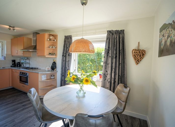 Bungalow Het Lam in Den Burg, Texel with spacious garden and terrace, ideal for relaxation on the Wadden Islands.