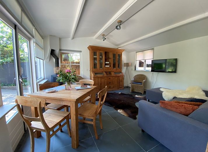 Kogerstraat 98A vakantiehuis in Den Burg, Texel met ruim terras en groene omgeving.