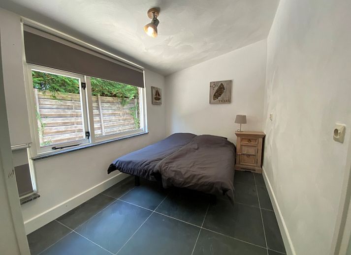 Gezellige woonkamer van Kogerstraat 98A vakantiehuis in Den Burg, Texel, met eethoek.