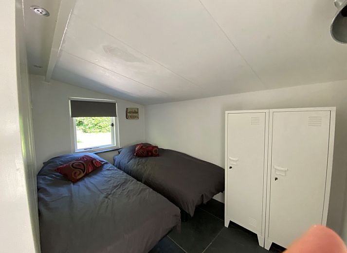 Gezellige woonkamer van Kogerstraat 98A vakantiehuis in Den Burg, Texel, met eethoek.