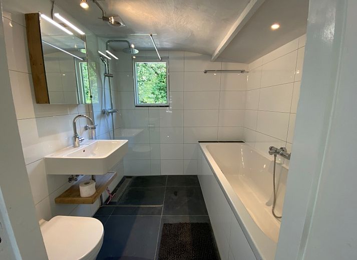 Gezellige woonkamer van Kogerstraat 98A vakantiehuis in Den Burg, Texel, met eethoek.