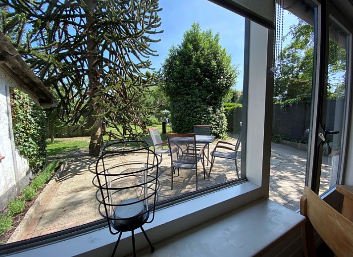 Gezellige woonkamer van Kogerstraat 98A vakantiehuis in Den Burg, Texel, met eethoek.