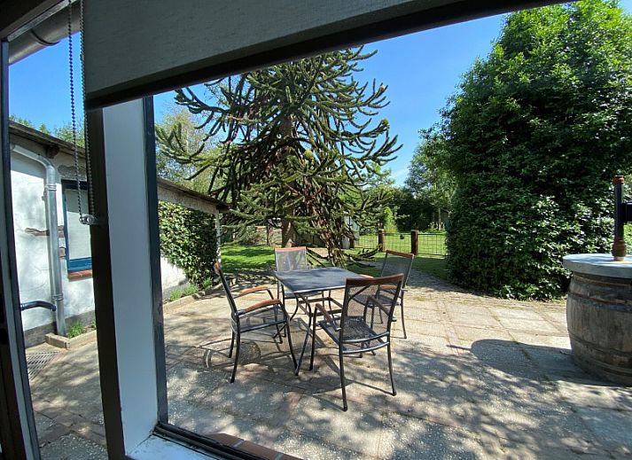 Gezellige woonkamer van Kogerstraat 98A vakantiehuis in Den Burg, Texel, met eethoek.